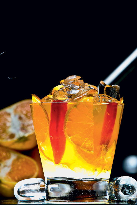 Aprenda a preparar a caipirinha do bar Veloso