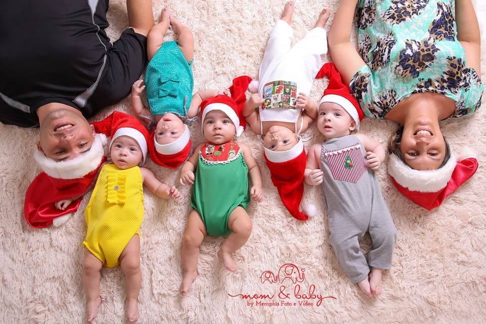 Fotos de Natal dos quíntuplos fazem sucesso na internet