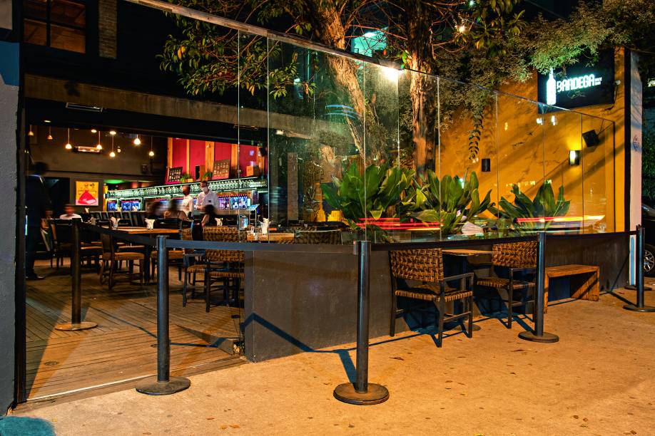 A varanda: com mesinhas ao ar livre A varanda: com mesinhas ao ar livre