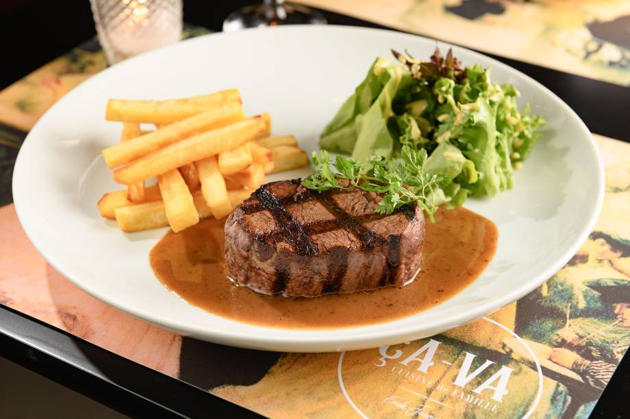 Filé ao molho de pimenta: com batatas palitos e salada Filé ao molho de pimenta: com batatas palitos e salada