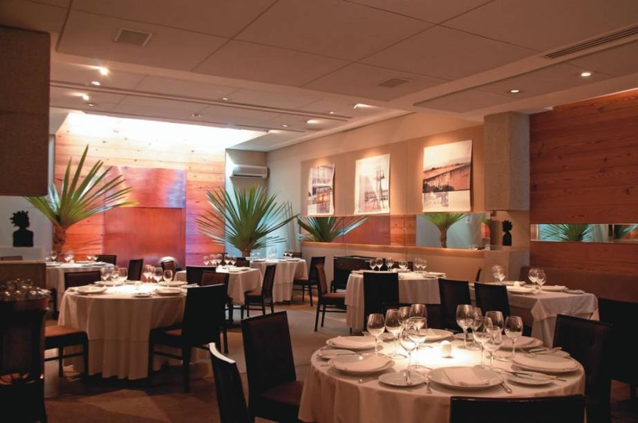 O salão: a entrada de luz natural ajuda a compor a elegante ambientação O salão: a entrada de luz natural ajuda a compor a elegante ambientação