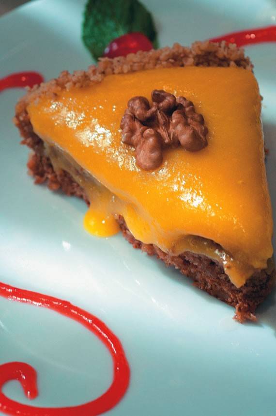 Sobremesa do português A bela Sintra: torta de nozes e baba de moça Sobremesa do português A bela Sintra: torta de nozes e baba de moça