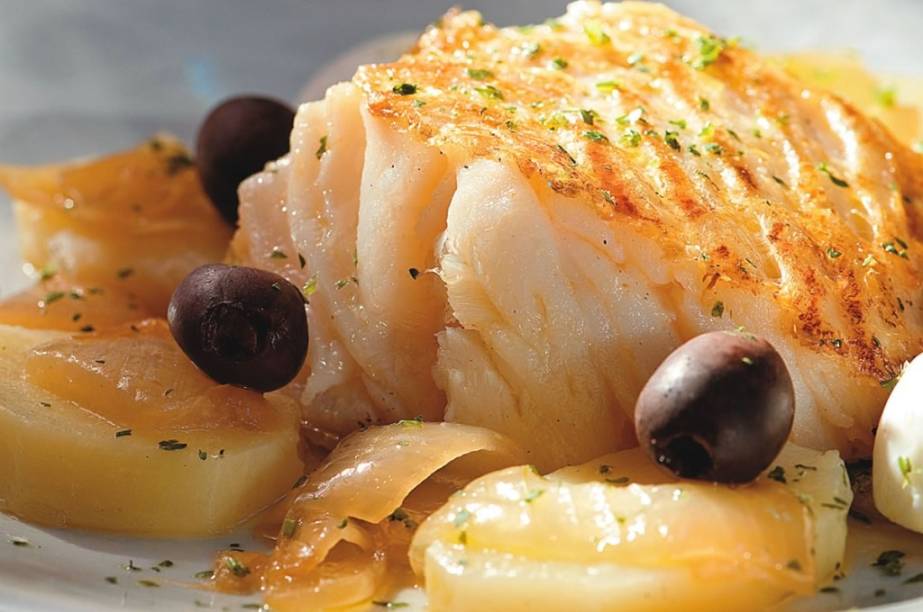 Bacalhau a gosto da mia, com batata, azeitona preta e ovo cozido, do A Bela Sintra Bacalhau a gosto da mia, com batata, azeitona preta e ovo cozido, do A Bela Sintra