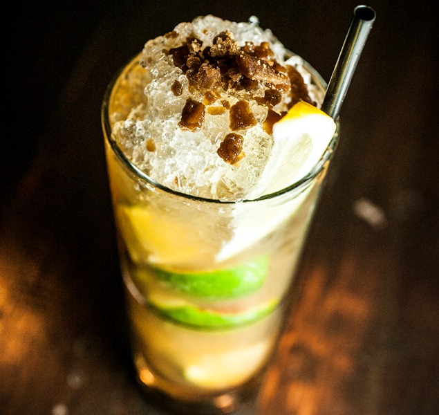 A caipirinha de limões taiti e siciliano é adoçada com rapadura A caipirinha de limões taiti e siciliano é adoçada com rapadura