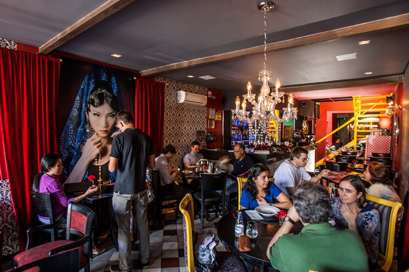 A decoração, inspirada nos filmes do cineasta Pedro Almodóvar, tem jeitão kitsch A decoração, inspirada nos filmes do cineasta Pedro Almodóvar, tem jeitão kitsch