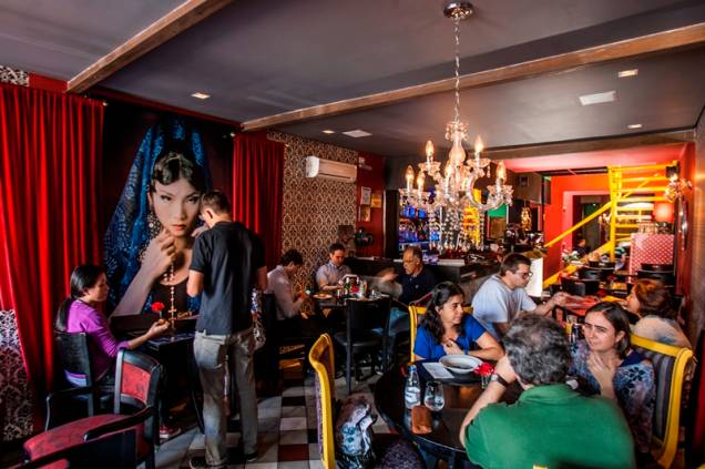 A decoração, inspirada nos filmes do cineasta Pedro Almodóvar, tem jeitão kitsch A decoração, inspirada nos filmes do cineasta Pedro Almodóvar, tem jeitão kitsch