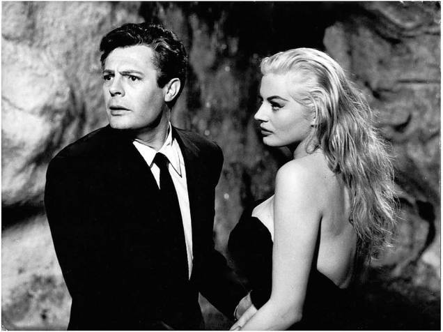 A Doce Vida: Marcello Mastroianni e Anita Ekberg na icônica cena na Fontana di Trevi A Doce Vida: Marcello Mastroianni e Anita Ekberg na icônica cena na Fontana di Trevi