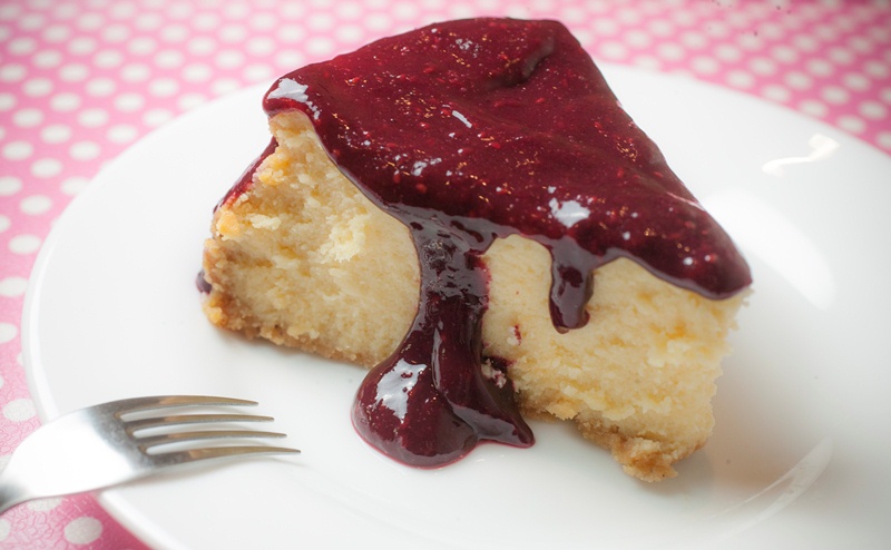 A fatia com calda de frutas vermelhas ajuda a equilibrar a doçura A fatia com calda de frutas vermelhas ajuda a equilibrar a doçura