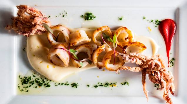 A lula na chapa tem a companhia de aïoli de laranja A lula na chapa tem a companhia de aïoli de laranja