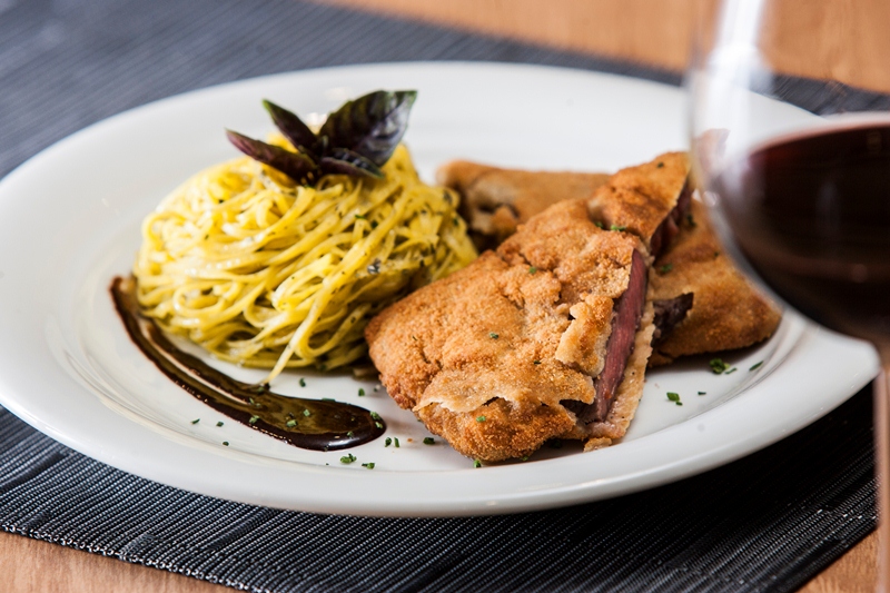 A milanesa de filé-mignon vem na companhia de tagliolini