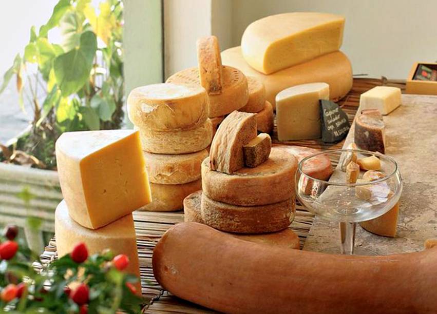 Queijos artesanais brasileiros: antes de comprar as peças, é possível provar as variedades Queijos artesanais brasileiros: antes de comprar as peças, é possível provar as variedades
