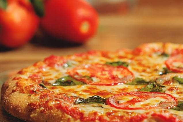 A clássica cobertura margherita: para comer com as mãos na A Tal da Pizza A clássica cobertura margherita: para comer com as mãos na A Tal da Pizza