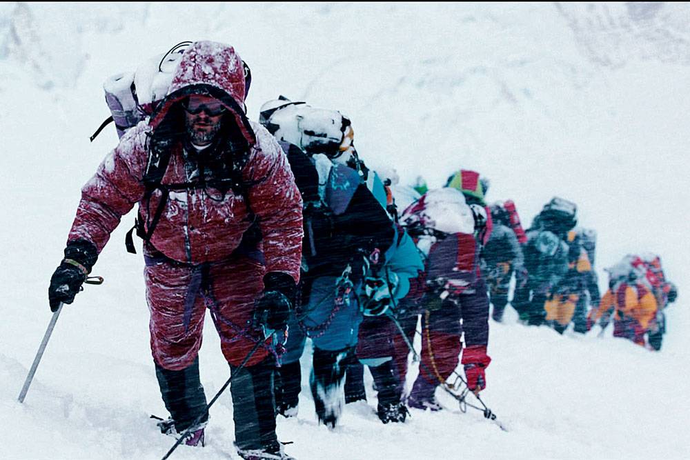 Grupo de alpinistas rumo ao topo: realismo de tirar o fôlego
