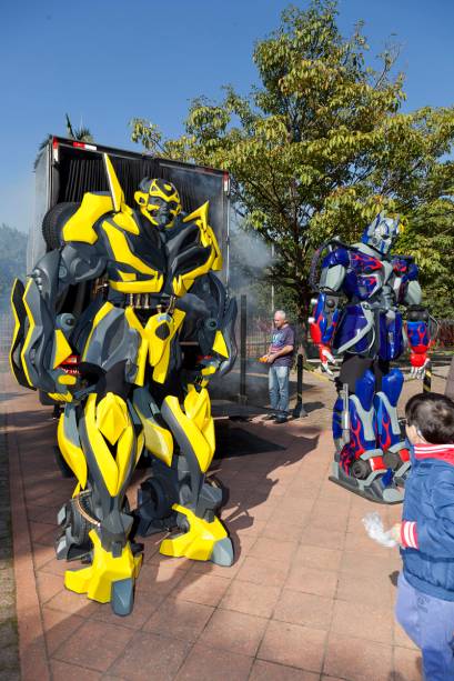 Bumblebee e Optimus Prime em réplicas de 3 metros de altura Bumblebee e Optimus Prime em réplicas de 3 metros de altura