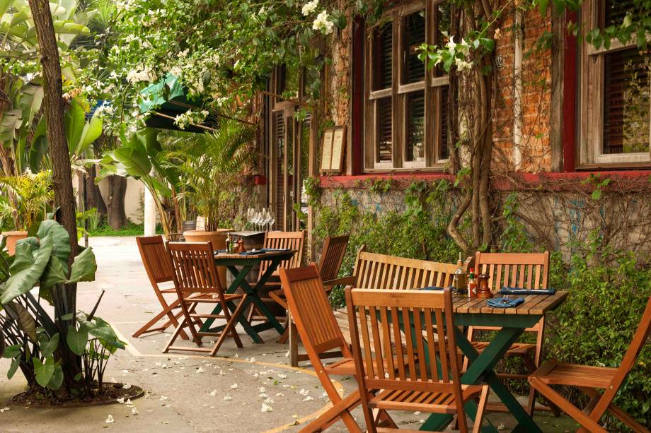 Mesas na área externa do bar Adega Santiago Mesas na área externa do bar Adega Santiago