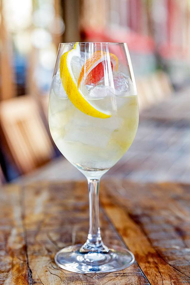 Drinque guimarães, da Adega Santiago: com vinho verde, licor de amêndoa e fatias de grapefruit e limão-siciliano Drinque guimarães, da Adega Santiago: com vinho verde, licor de amêndoa e fatias de grapefruit e limão-siciliano