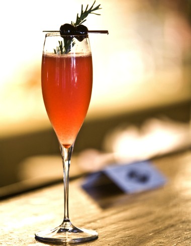 Drinque Berries Fizz, do Astor: combinação de purê de framboesa e morango com prosecco Drinque Berries Fizz, do Astor: combinação de purê de framboesa e morango com prosecco