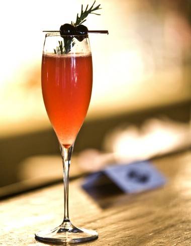 Drinque Berries Fizz, do Astor: combinação de purê de framboesa e morango com prosecco Drinque Berries Fizz, do Astor: combinação de purê de framboesa e morango com prosecco