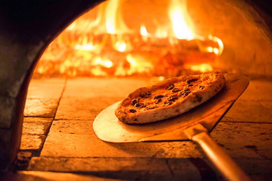 Em massa de fermentação natural, uma das opções veganas da casa leva cobertura de mussarela vegana, cogumelo portobello e parmesão vegano Em massa de fermentação natural, uma das opções veganas da casa leva cobertura de mussarela vegana, cogumelo portobello e parmesão vegano