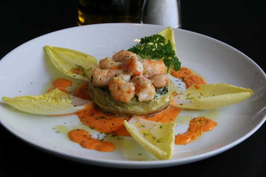 Coração de alcachofra fresca gratinado com espinafre e camarões, do Zucco Coração de alcachofra fresca gratinado com espinafre e camarões, do Zucco