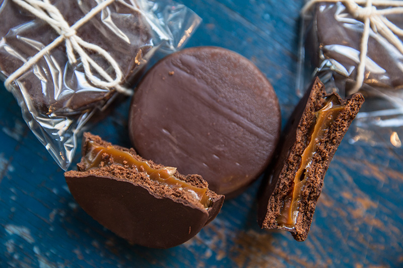 Para arrematar, prove um alfajor recheado de doce de leite bem escurinho