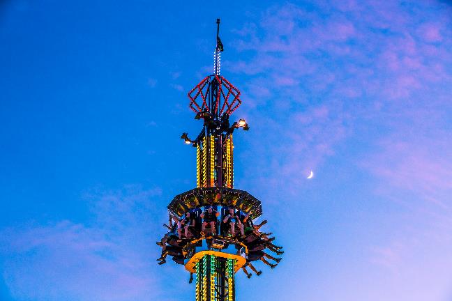 No evento, o público pode se divertir em brinquedos de parque de diversão