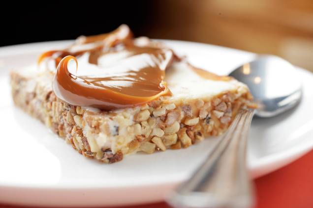Almendrado: tira de doce de leite sobre sorvete de creme com amêndoas Almendrado: tira de doce de leite sobre sorvete de creme com amêndoas
