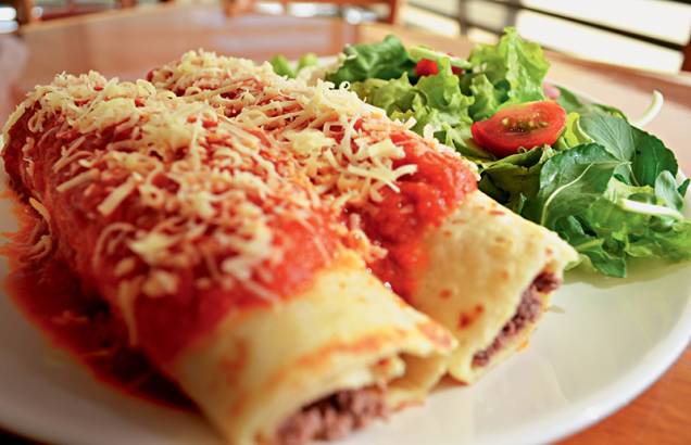 Panqueca de carne com salada: uma das quatro opções Panqueca de carne com salada: uma das quatro opções