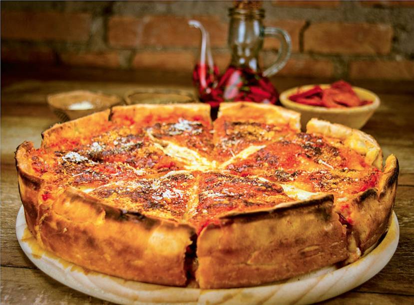 Deep dish pizza: recheios de atum, mussarela e tomate Deep dish pizza: recheios de atum, mussarela e tomate