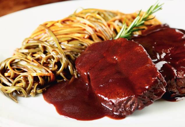 Tagliolini paglia e feno acompanhamento do brasato al vino, com duas fatias de carne cozidas no vinho tinto Tagliolini paglia e feno acompanhamento do brasato al vino, com duas fatias de carne cozidas no vinho tinto