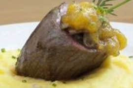 Prato principal do Amaranto é medalhão de alcatra recheado com shitake Prato principal do Amaranto é medalhão de alcatra recheado com shitake