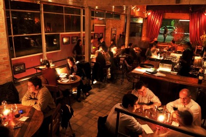 O ambiente a meia-luz do bar Madeleine O ambiente a meia-luz do bar Madeleine