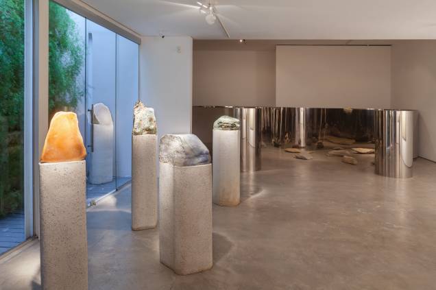 Algumas das obras ficam instaladas no pequeno jardim da galeria Algumas das obras ficam instaladas no pequeno jardim da galeria
