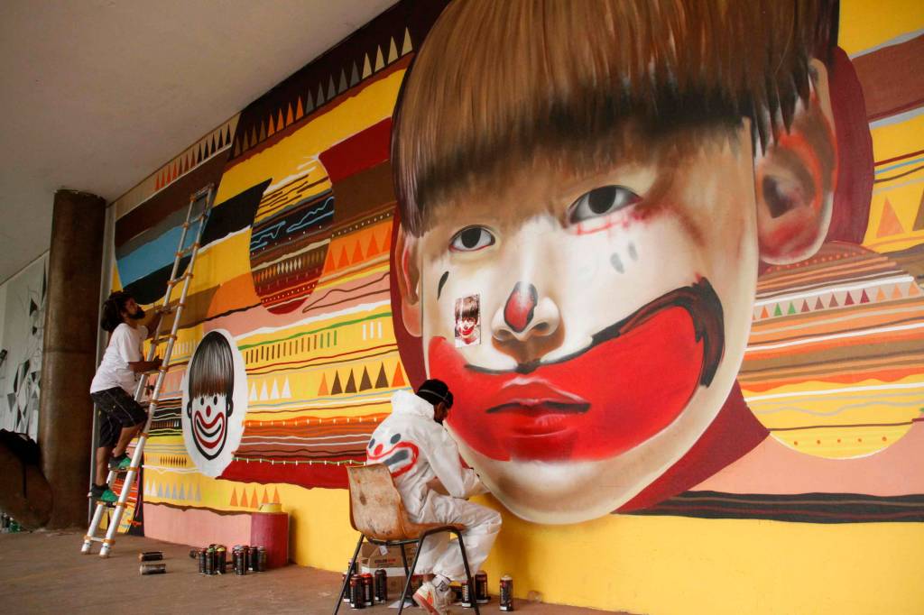 Painel inspirado em índios de Andre Kajaman e Nilo Zack