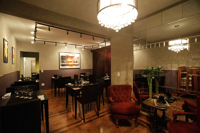 Ambiente: homenagem ao artista Andy Warhol, cujas obras aparecem reproduzidas nas paredes do salão Ambiente: homenagem ao artista Andy Warhol, cujas obras aparecem reproduzidas nas paredes do salão