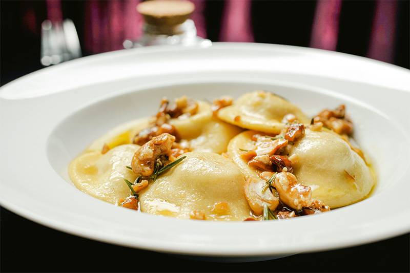 Ravióli de abóbora e gorgonzola regado com molho de manteiga, ervas e castanha-de-caju