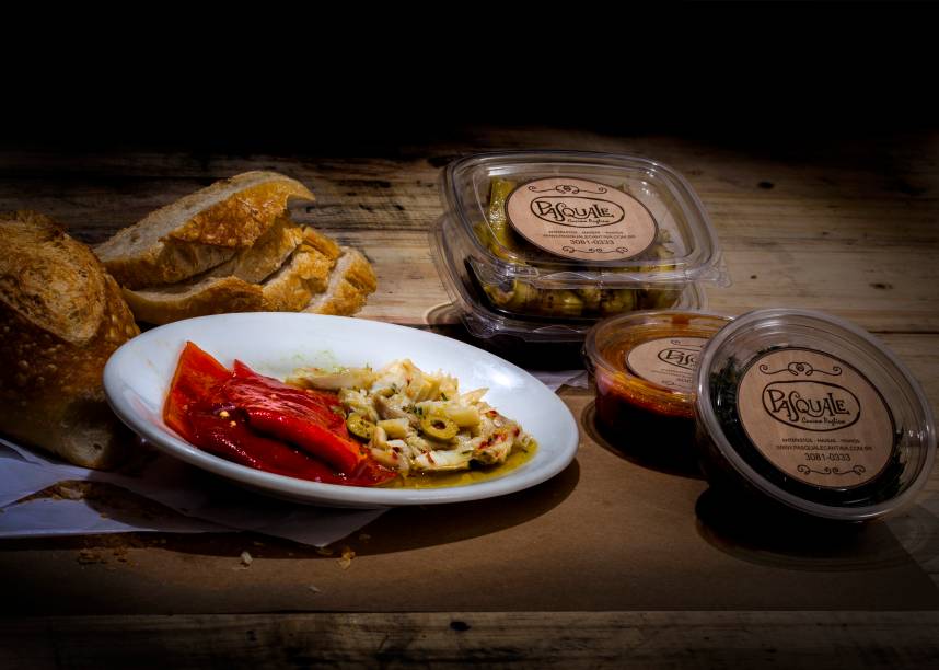 Pimentões grelhados (R$ 72,00, o quilo) e bacalhau em lascas (mesmo preço)são algumas das opções para viagem Pimentões grelhados (R$ 72,00, o quilo) e bacalhau em lascas (mesmo preço)são algumas das opções para viagem