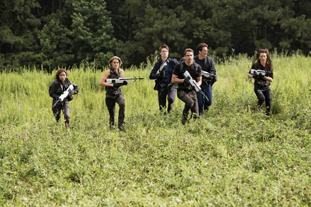 Convergente: Tris, Caleb, Quatro e Peter fogem para descobrir o que há do outro lado do muro Convergente: Tris, Caleb, Quatro e Peter fogem para descobrir o que há do outro lado do muro