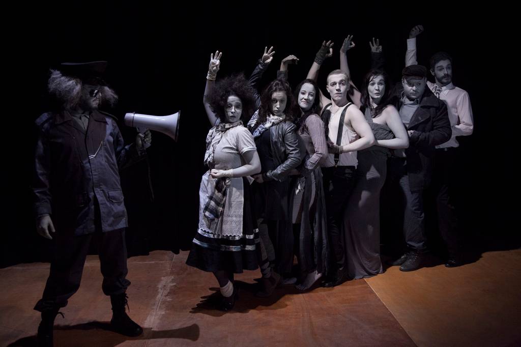 Aqui Estamos com Milhares de Cães Vindos do Mar