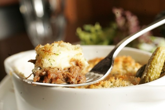 O hachis parmentier é um gratinado de rabada desfiada com purê de batatas e crosta de pão O hachis parmentier é um gratinado de rabada desfiada com purê de batatas e crosta de pão