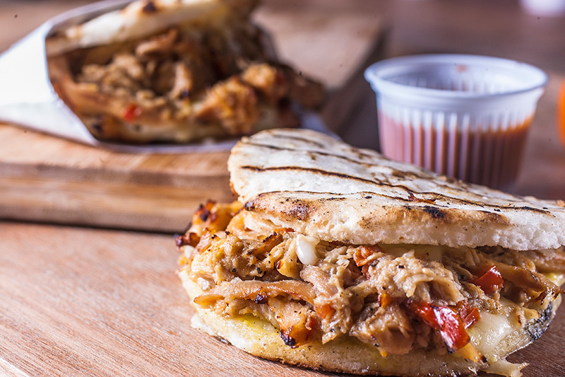 Arepa de frango com queijo de minas fresco, agrião e salsa de aji amarillo