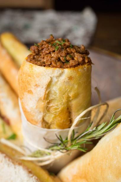 Buraco quente: sanduíche no pãozinho português recheado de carne moída úmida