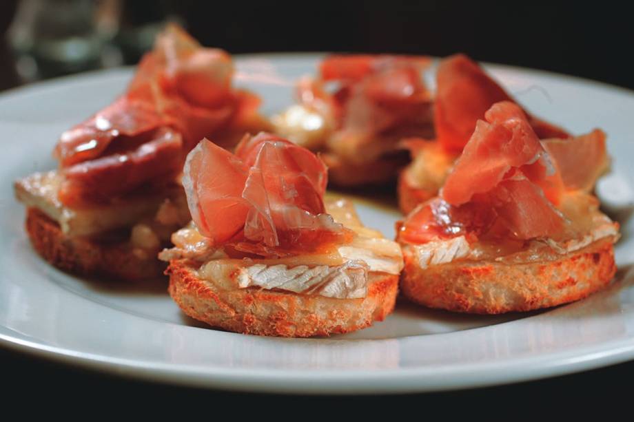 No cardápio do Armazém Piola: o canapé de presunto cru e queijo brie é preparado no forno a lenha