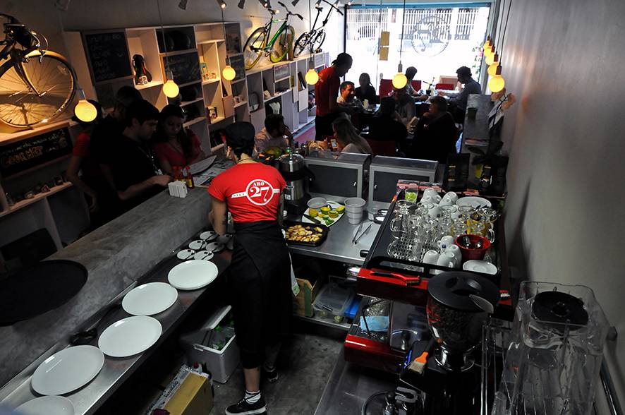 Aro 27: cafeteria serve lanches e massas Aro 27: cafeteria serve lanches e massas
