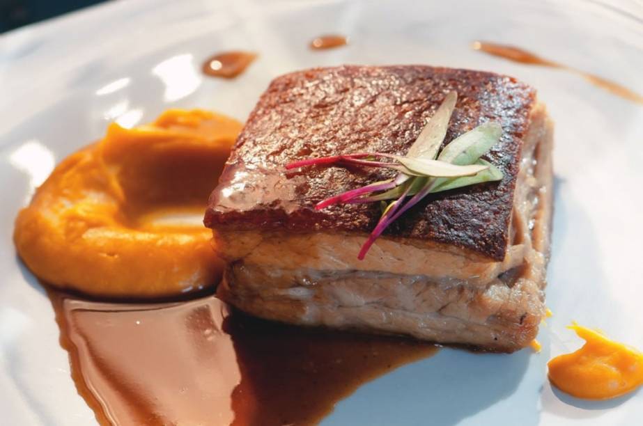 Barriga de porco guarnecida de purê de abóbora japonesa e manga Barriga de porco guarnecida de purê de abóbora japonesa e manga