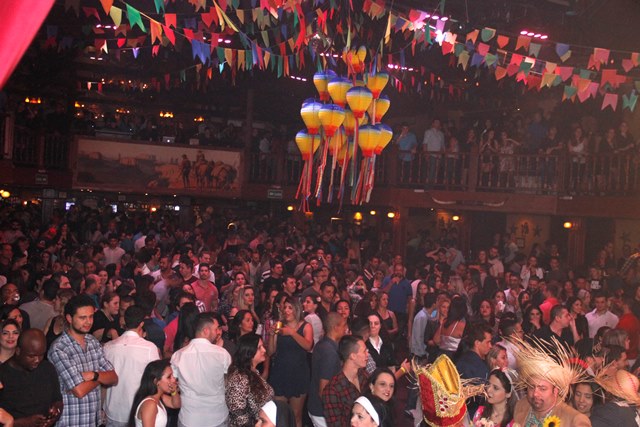 Arraiá Villa Country: brincadeiras, comidinhas e duplas sertanejas Arraiá Villa Country: brincadeiras, comidinhas e duplas sertanejas