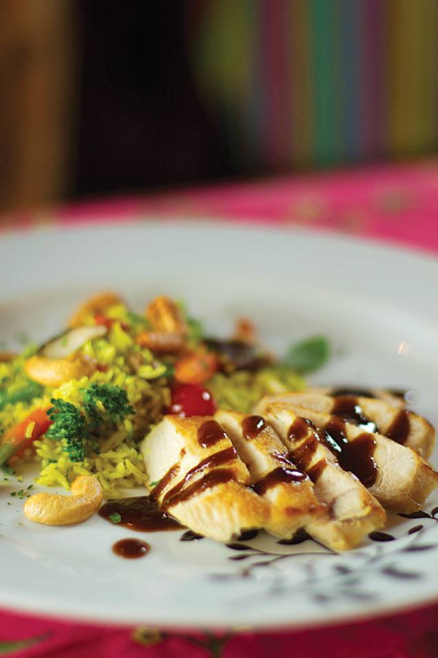 Especialidade no menu: Arroz frito com frango grelhado Especialidade no menu: Arroz frito com frango grelhado