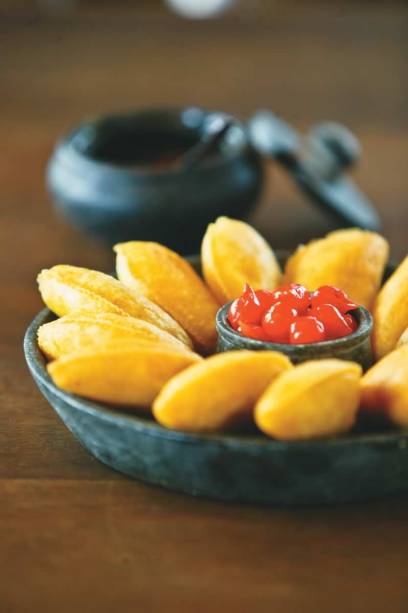 Pastel de angu recheado de bacalhau Pastel de angu recheado de bacalhau