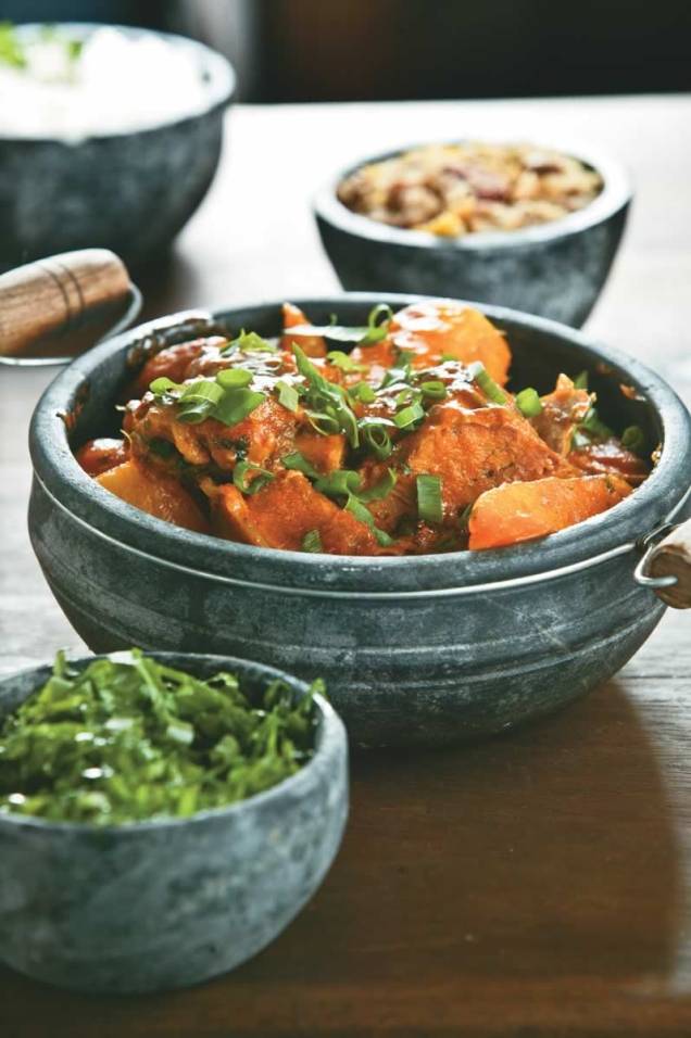 Frango com quiabo, couve, angu e arroz Frango com quiabo, couve, angu e arroz