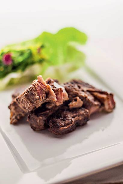 Assado de tira com alface-romana para duas pessoas Assado de tira com alface-romana para duas pessoas